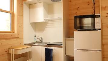 Fridge, microwave, stovetop, cookware/dishes/utensils