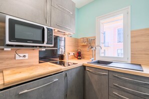 Geladeira, micro-ondas, lava-louças, cafeteira/chaleira