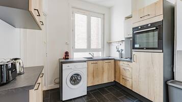 Réfrigérateur, four, lave-vaisselle, cafetière/bouilloire