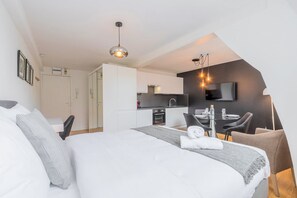 Skrivbord, strykjärn/strykbräda, wi-fi och sängkläder
