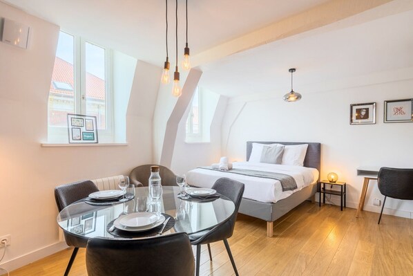 Desk, iron/ironing board, WiFi, bed sheets