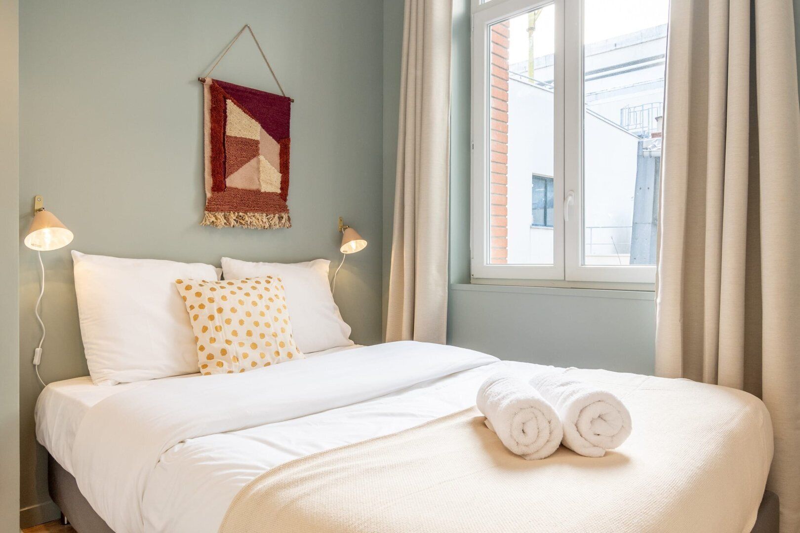 2 bedrooms, desk, internet, bed sheets