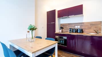 Een koelkast, een oven, een kookplaat, een vaatwasser