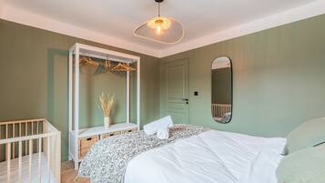 3 slaapkamers, een bureau, een strijkplank/strijkijzer, internet