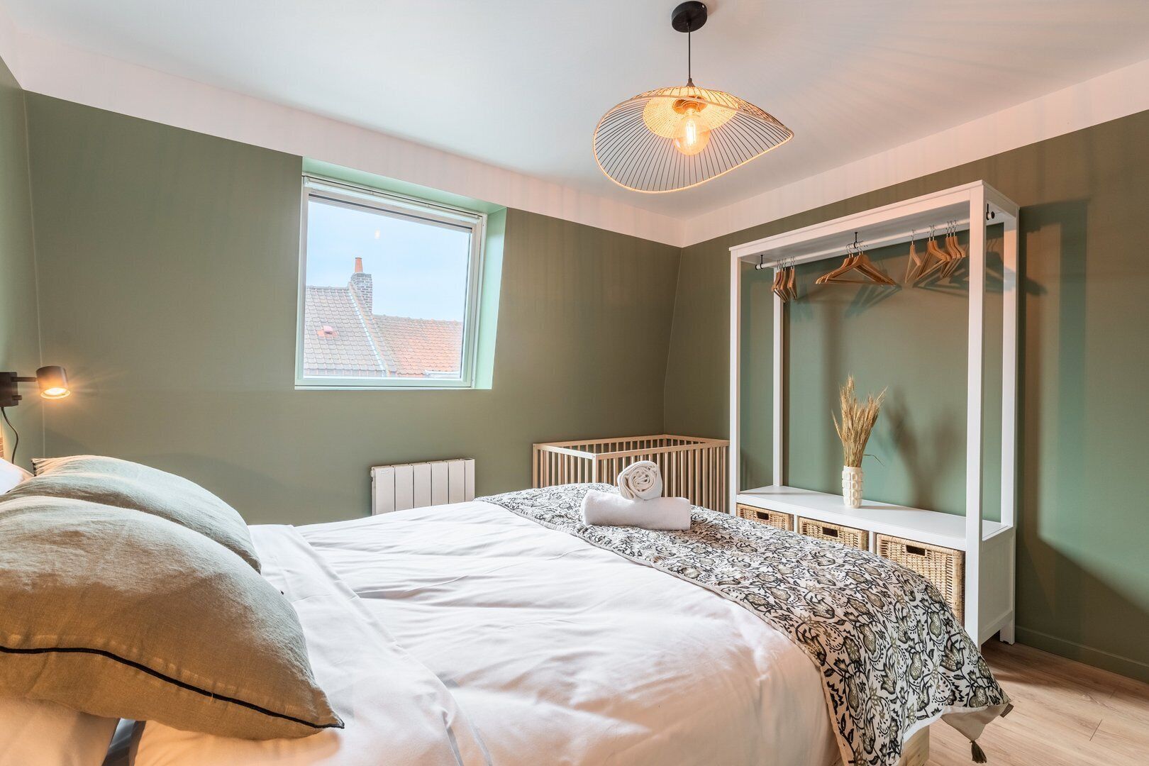 3 bedrooms, desk, iron/ironing board, internet