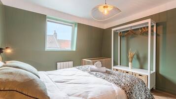 3 bedrooms, desk, iron/ironing board, internet