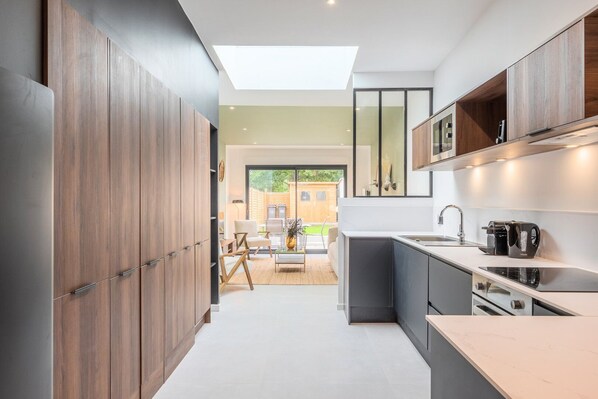 Fridge, microwave, oven, dishwasher - 3 bedroom house with garden, free parking (Marcq-en-Barœul)