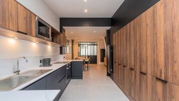 Een koelkast, een microgolfoven, een oven, een vaatwasser