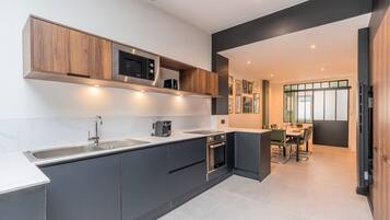 Een koelkast, een microgolfoven, een oven, een vaatwasser