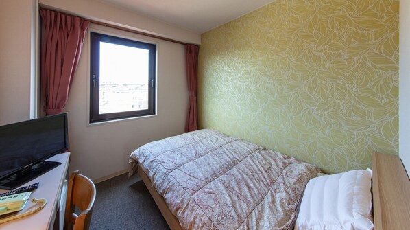 A hotel room with a bed, a desk with a computer, and a window with curtains. - Smoking Single room Standard plan 3 minutes wa / Hakusan Ishikawa (Hakusan)
