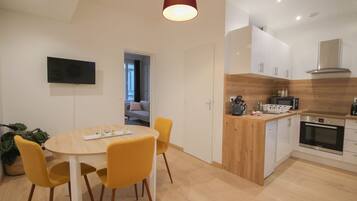 Een koelkast, een microgolfoven, een oven, een kookplaat