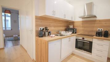 Een koelkast, een microgolfoven, een oven, een kookplaat