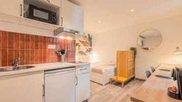 Réfrigérateur, micro-ondes, cafetiÚre/bouilloire, grille-pain