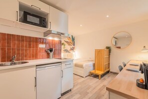 冷蔵庫、電子レンジ、コンロ、コーヒー / ティーメーカー
