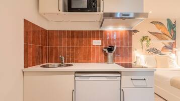 Réfrigérateur, micro-ondes, cafetiÚre/bouilloire, grille-pain