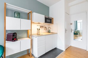 Refrigerador, parrilla de estufa, cafetera y tetera y tostadora 