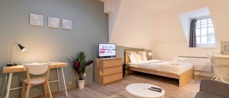 1 bedroom, desk, iron/ironing board, Internet