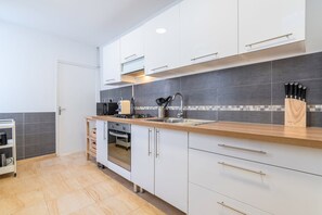 Fridge, microwave, oven, coffee/tea maker - Roubaix - Beautiful 4 bedrooms house with terrace! (Roubaix)