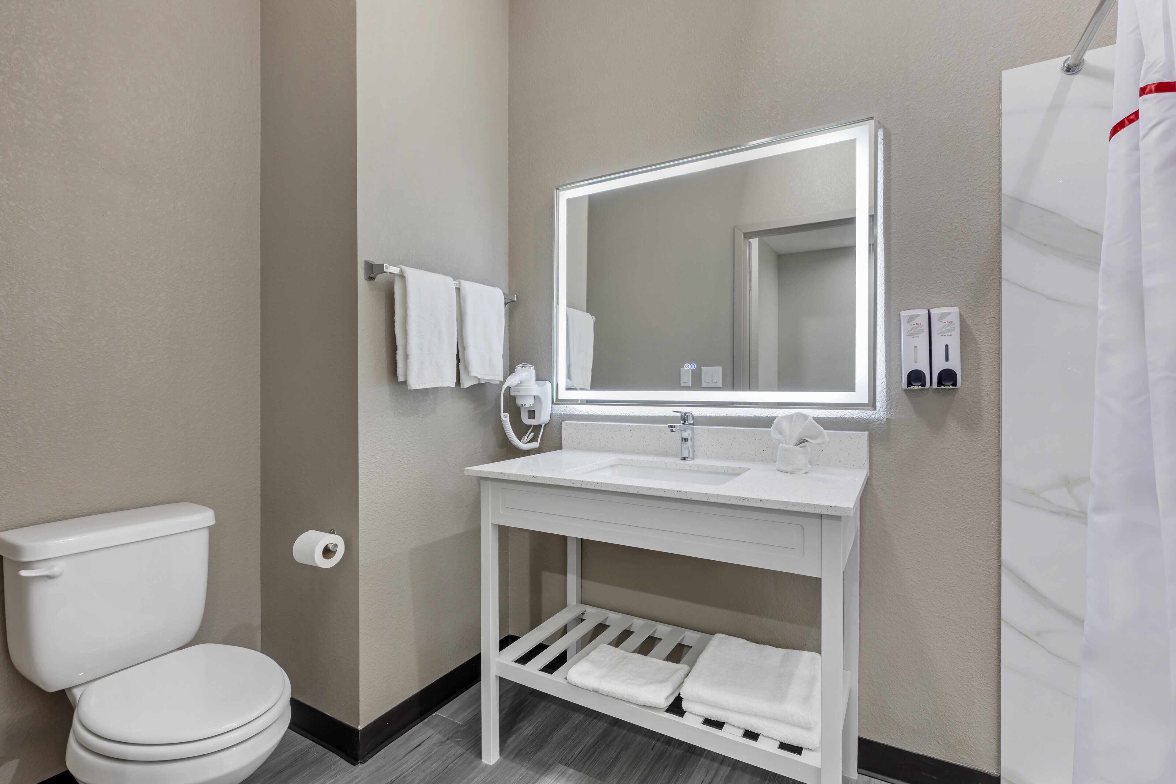 Superior Room, 1 King Bed, Non Smoking | Bathroom | Free toiletries, hair dryer, towels, soap