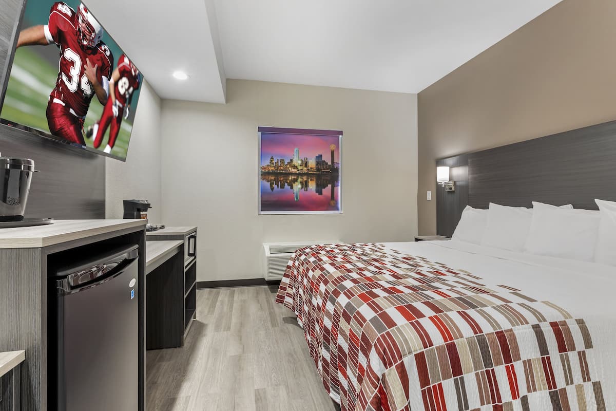 Superior Room, 1 King Bed, Non Smoking | Desk, laptop workspace, blackout drapes, iron/ironing board