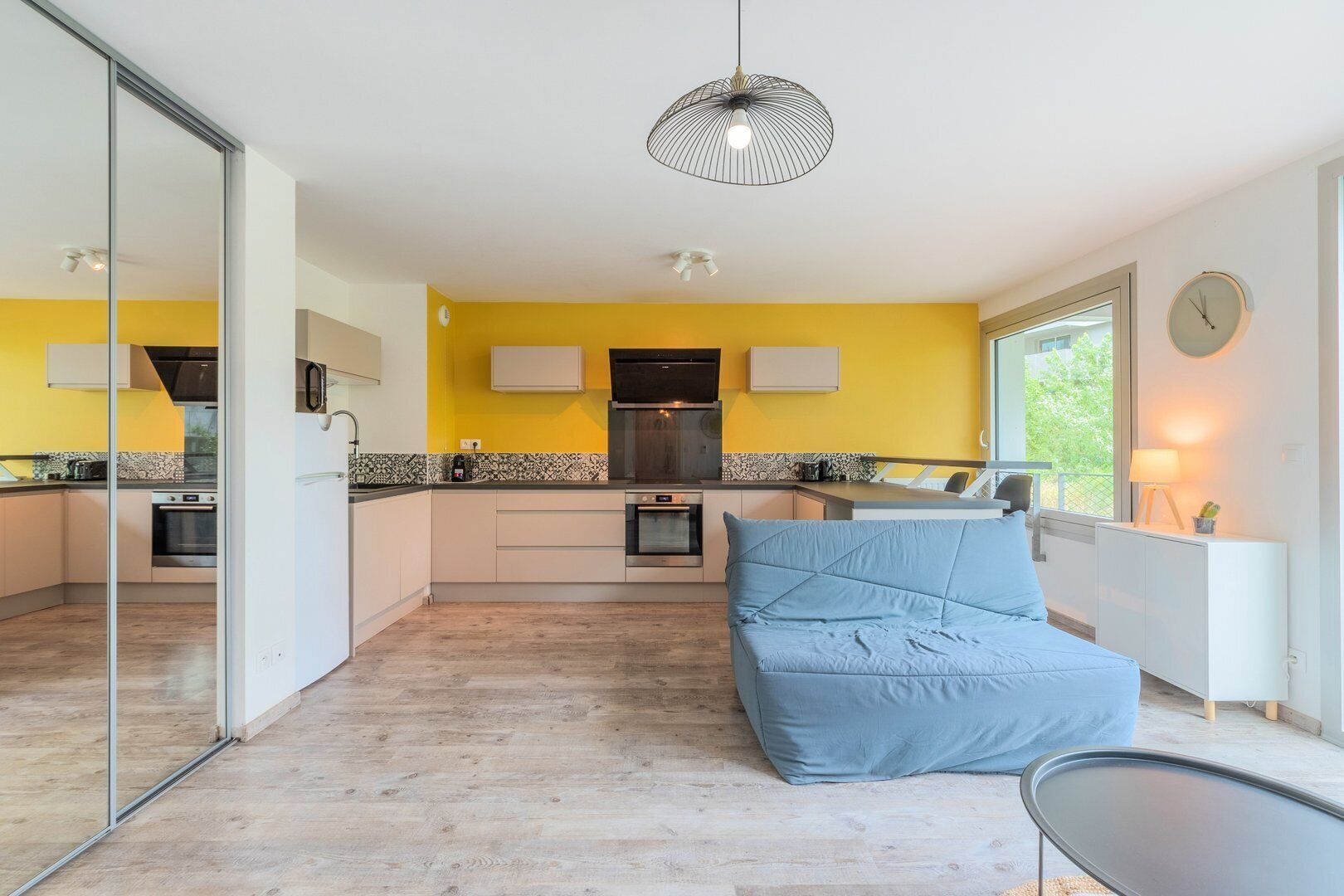 Een koelkast, een microgolfoven, een oven, een vaatwasser