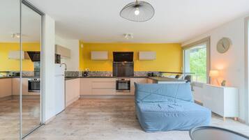 Een koelkast, een microgolfoven, een oven, een vaatwasser