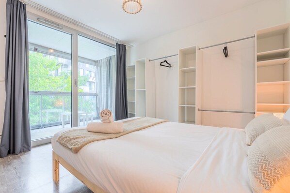 1 slaapkamer, een bureau, een strijkplank/strijkijzer, internet