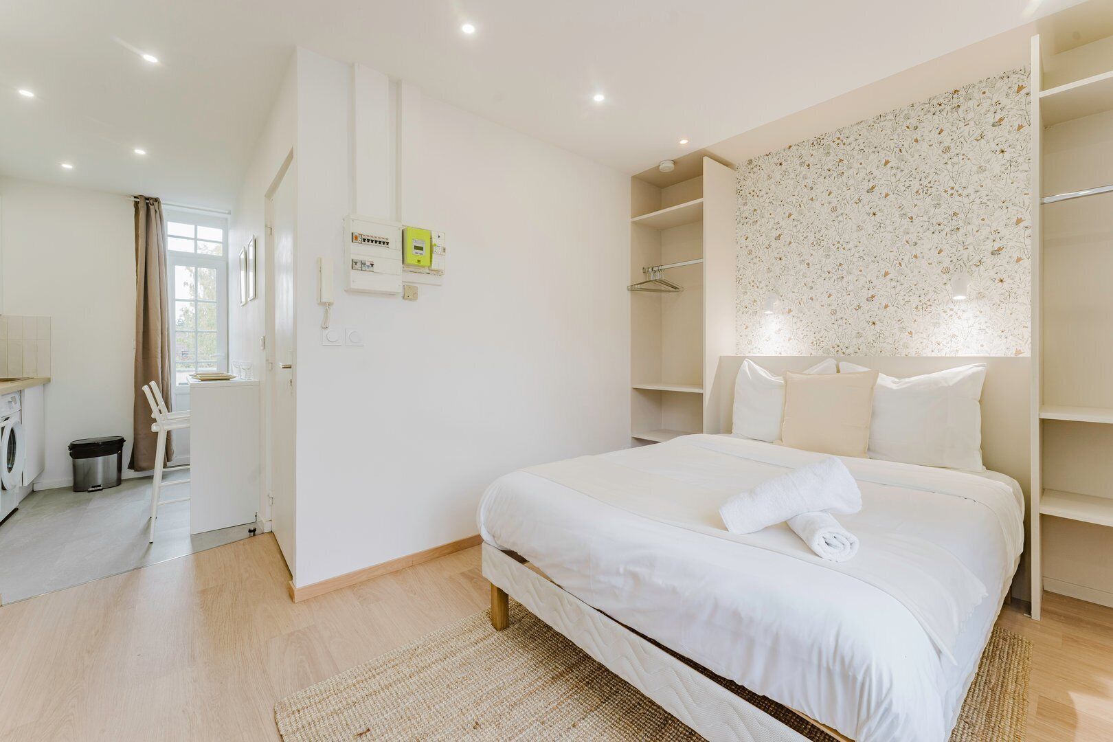 Escritorio, tabla de planchar con plancha, Internet y ropa de cama