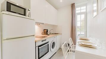 Een koelkast, een microgolfoven, een oven