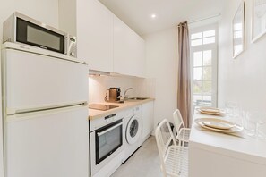 Køleskab, mikrobølgeovn, ovn, kaffe-/temaskine