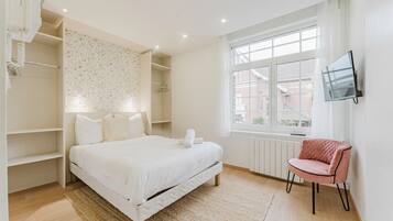 Een bureau, een strijkplank/strijkijzer, internet, beddengoed