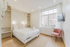 Skrivebord, strygejern/strygebræt, internetforbindelse, sengetøj