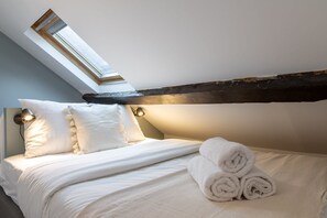 1 bedroom, desk, Internet, bed sheets - hypercentre / Gares - Duplex apartment (Lille)