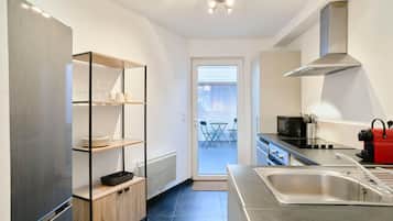 Een koelkast, een microgolfoven, een oven, een vaatwasser