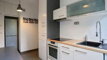 Een magnetron, een oven, een vaatwasser