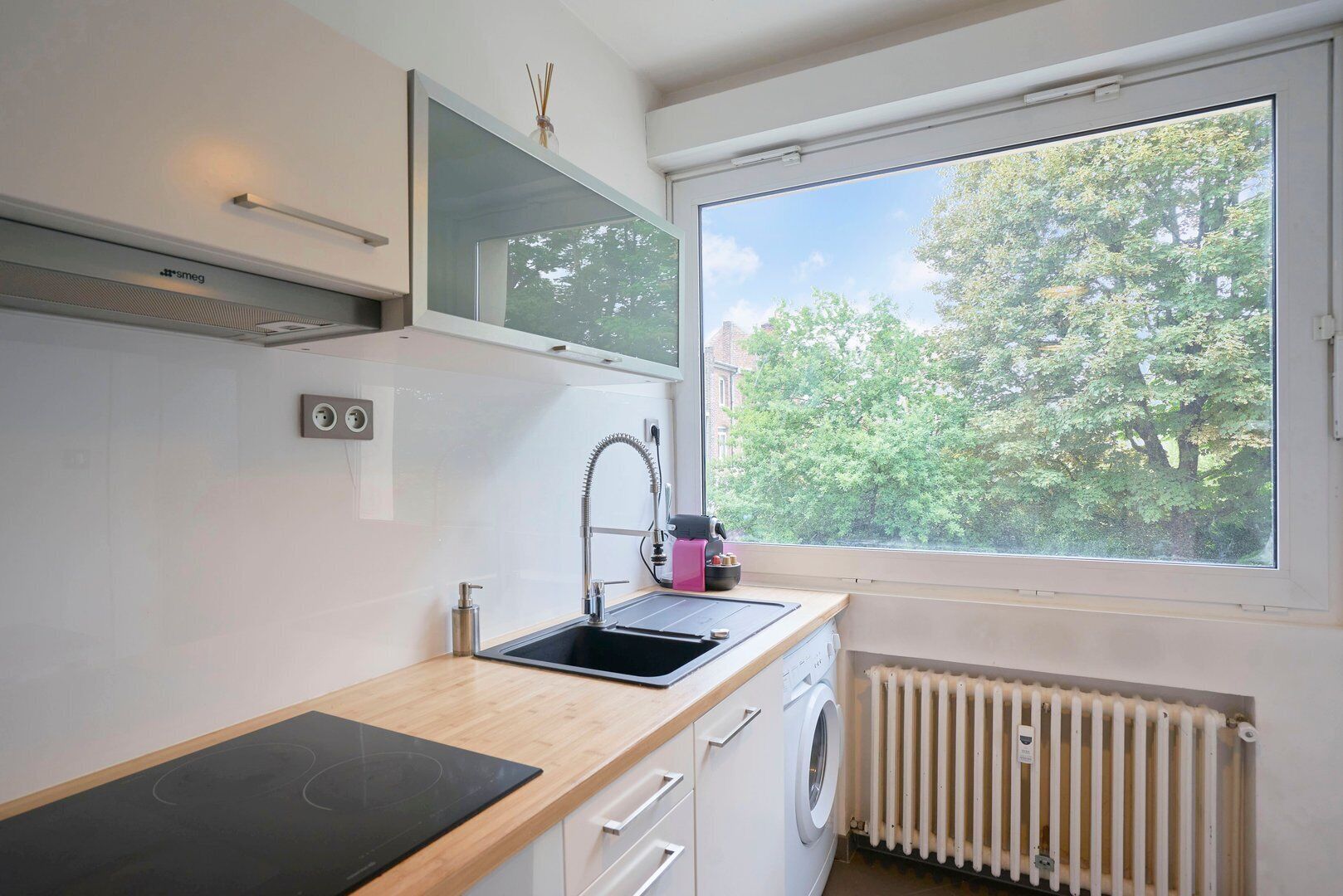 Microwave, oven, dishwasher, coffee/tea maker