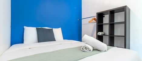 1 habitación, escritorio, tabla de planchar con plancha y wifi