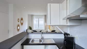 Réfrigérateur, micro-ondes, four, cafetiÚre/bouilloire