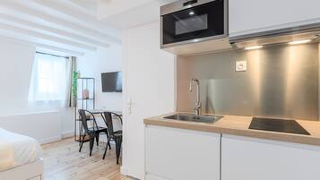 Een koelkast, een microgolfoven, een koffiezetapparaat/waterkoker