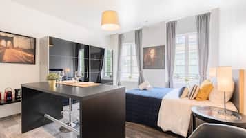 Een bureau, internet, beddengoed