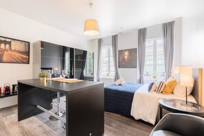 Een bureau, internet, beddengoed