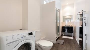 Een douche, een haardroger, handdoeken