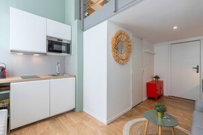 Fridge, microwave, coffee/tea maker, toaster - Lille Hypercentre - Superb design studio! (Lille)