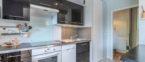 Fridge, microwave, oven, coffee/tea maker