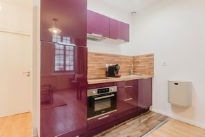 Kühlschrank, Ofen, Herdplatte, Wasserkocher mit Kaffee-/Teezubehör