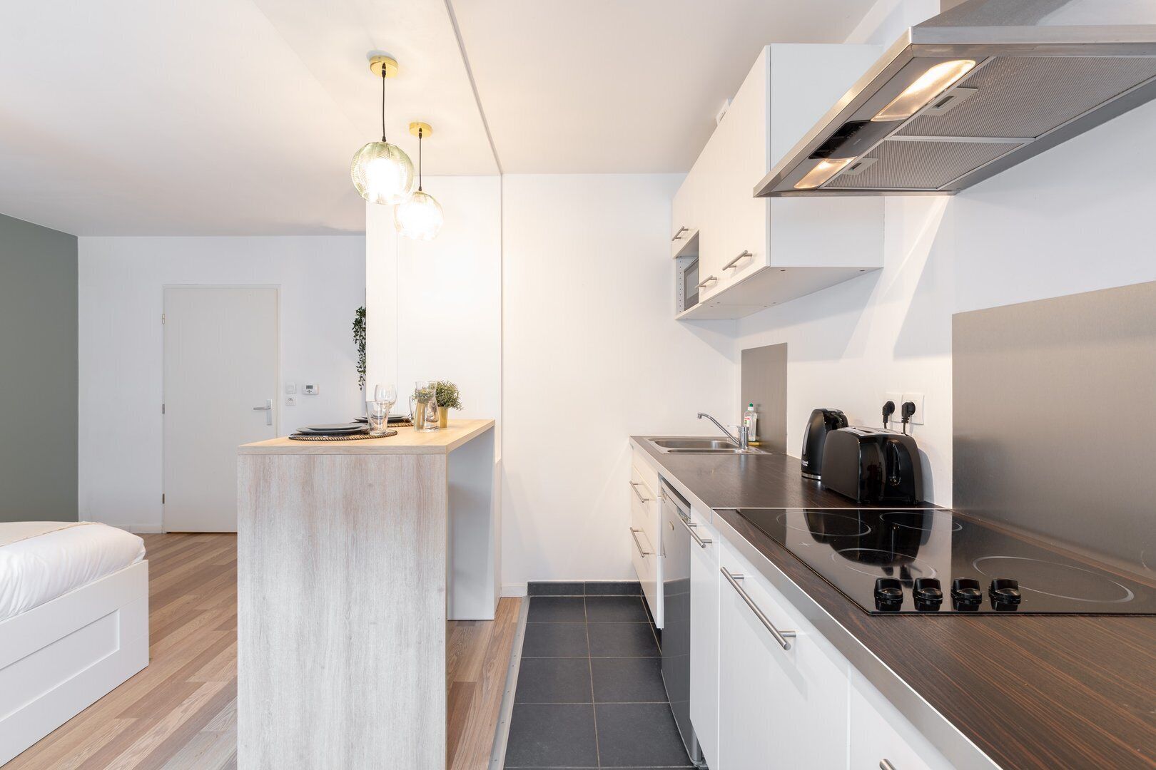 Réfrigérateur, micro-ondes, cafetière/bouilloire, grille-pain