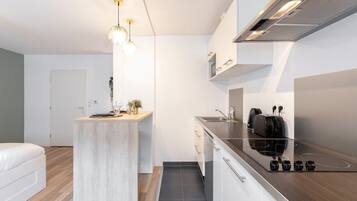 Frigorífico, microondas, cafetera o tetera y tostadora