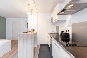 Jääkaappi, mikroaaltouuni, kahvin-/teenkeitin, leivänpaahdin