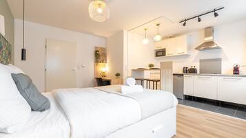 Bureau, fer et planche à repasser, accès Internet, draps fournis