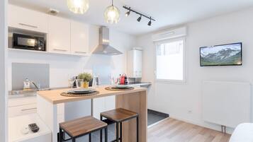 Réfrigérateur, micro-ondes, cafetière/bouilloire, grille-pain